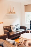 标准公寓, 2 间卧室, 无烟房, 厨房 (2 Bedroom Apartment (Dundas)) | 起居区 | 平板电视、DVD 播放器