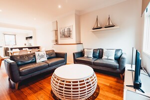 标准公寓, 2 间卧室, 无烟房, 厨房 (2 Bedroom Apartment (Dundas)) | 熨斗/熨衣板、婴儿床、免费 WiFi、床单