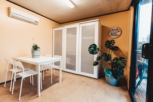 Apartamento standard, 1 quarto, para não fumantes (Spa Suite (Dundas)) | Cozinha privada | Geladeira, micro-ondas, chaleira elétrica, torradeira