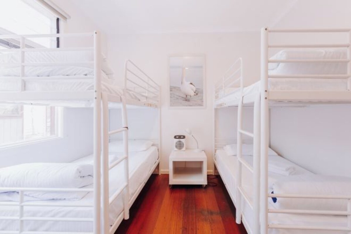 Iron/ironing board, cribs (surcharge), WiFi (free), bed sheets