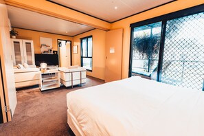 Standaard appartement, 1 slaapkamer, niet-roken (Spa Suite (Dundas)) | Een strijkplank/strijkijzer, babybedden (toeslag), gratis wifi