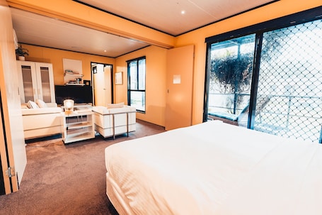 Spa Suite (Dundas) | Iron/ironing board, cribs/infant beds, free WiFi, bed sheets