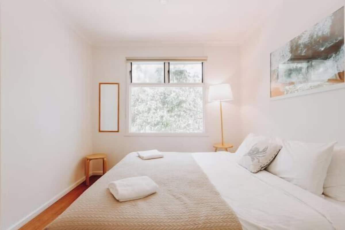 Setrika/meja setrika dan tempat tidur bayi (biaya tambahan)