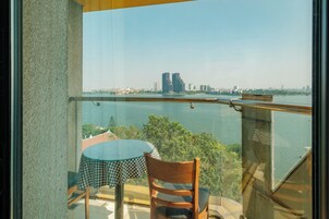 Een minibar, een kluis op de kamer, een bureau, verduisterende gordijnen