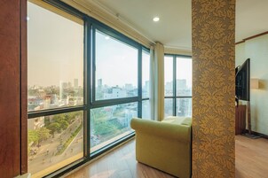 Premium kamer | Een minibar, een kluis op de kamer, een bureau, verduisterende gordijnen