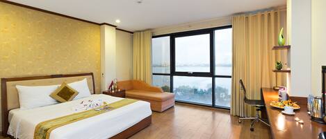 Suite | Minibar, in-room safe, desk, blackout drapes