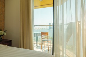 Suite | Minibar, una cassaforte in camera, una scrivania, tende oscuranti