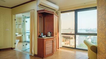 Premium Room | Minibar, in-room safe, desk, blackout drapes