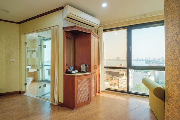 Premium Room | Minibar, in-room safe, desk, blackout drapes