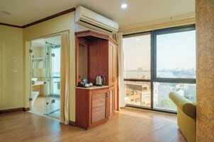 Premium kamer | Een minibar, een kluis op de kamer, een bureau, verduisterende gordijnen