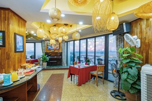 Serveert ontbijt, lunch, diner, Vietnamese gerechten 