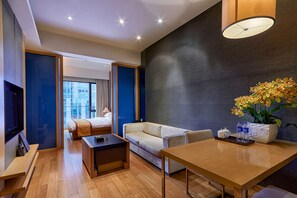 비즈니스 스위트, 침대(여러 개) | 미니바, 각각 다른 스타일의 인테리어, 각각 다르게 가구 비치, 책상