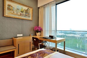 Quarto luxo, 2 camas de solteiro | Banheiro | Chuveiro, chuveiro com efeito de chuva, produtos de toalete grátis 