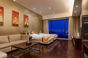 Executive Suite with Three Beds | Minibar, individually decorated, individually furnished, desk - Guangzhou HeeFun Apartment - Poly World Trading Center (Guangzhou)