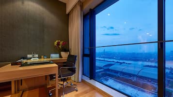Minibar, individually decorated, individually furnished, desk