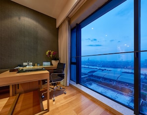 Minibar dan didekorasi berbeda-beda