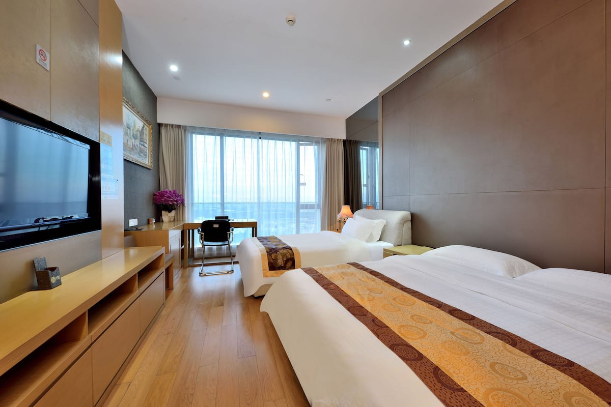 Deluxe Room, 2 Twin Beds | Minibar, individually decorated, individually furnished, desk