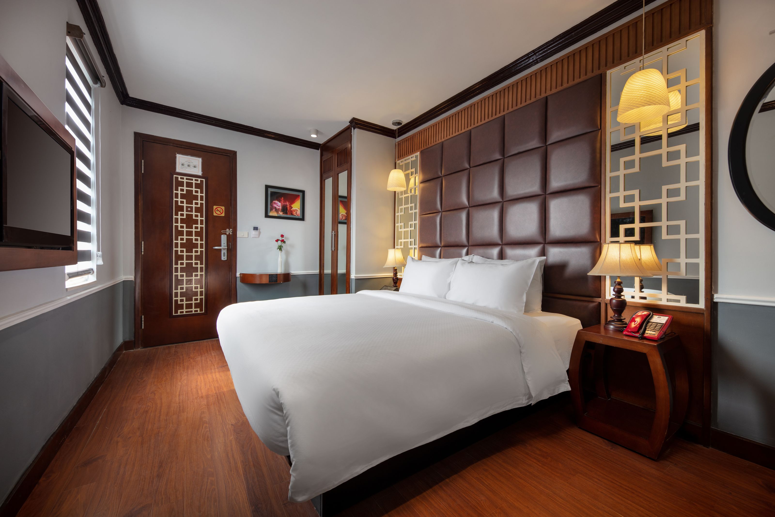deluxe room, city view | minibar, in-room safe, desk, blackout curtains