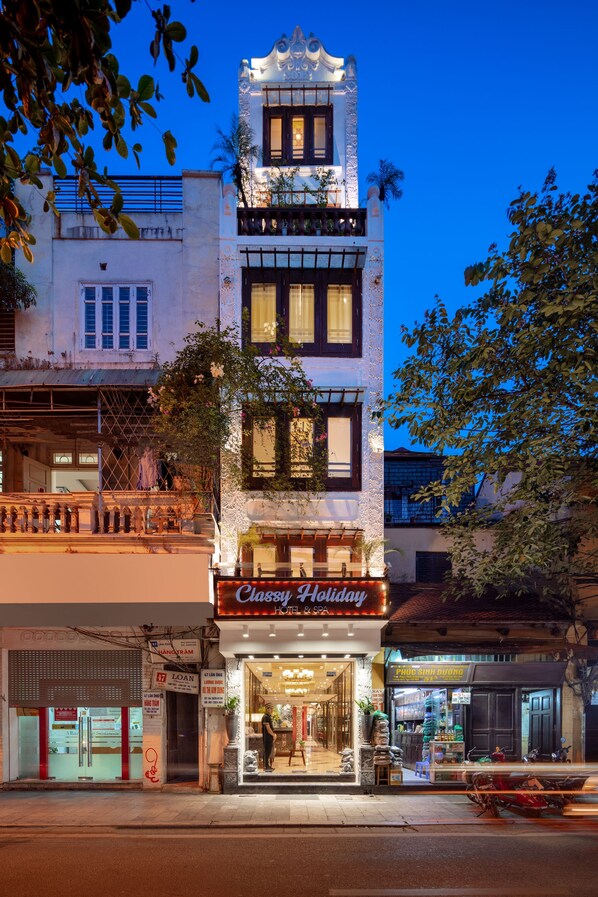 Façade de l’hébergement - soirée/nuit