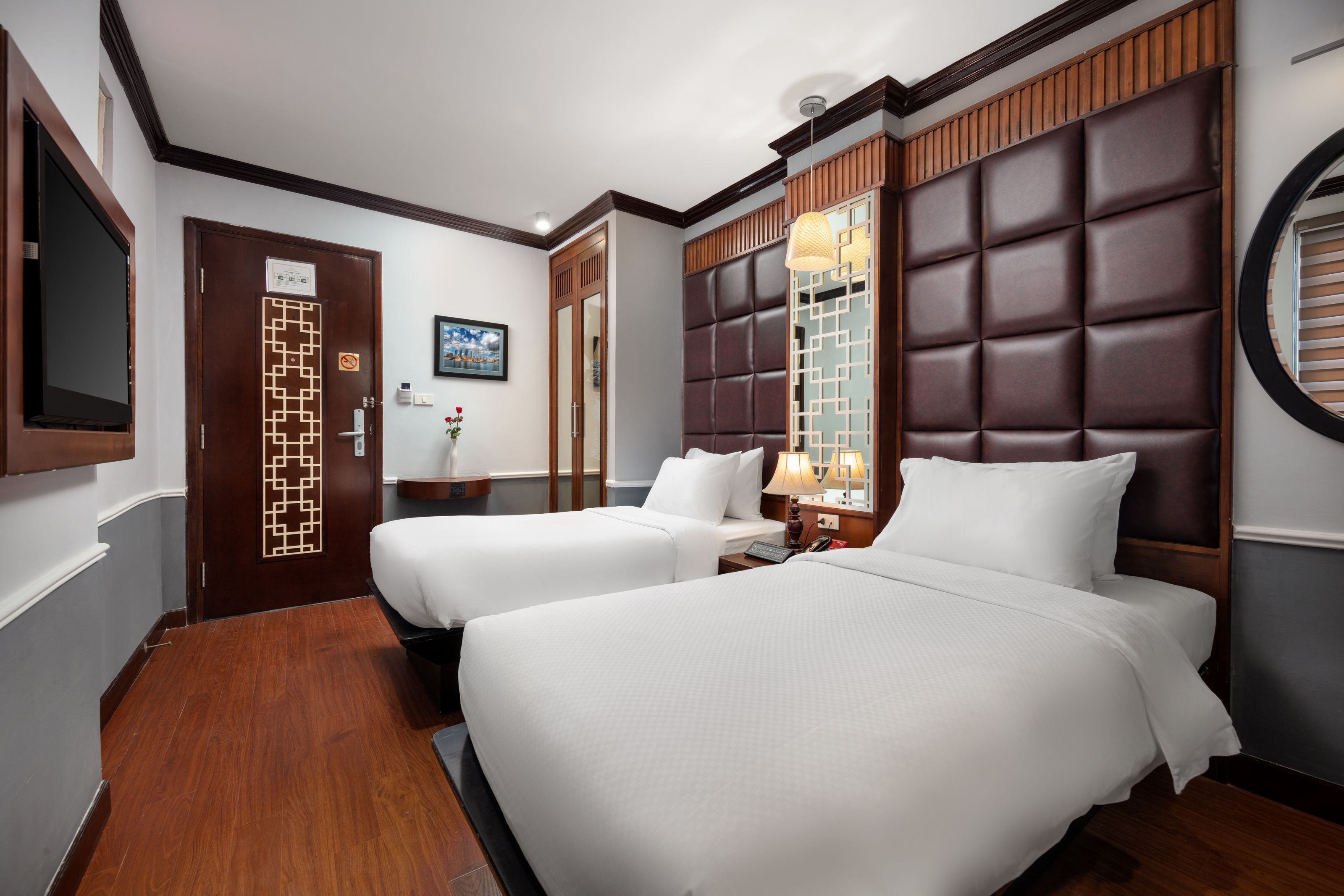 deluxe room, city view | minibar, in-room safe, desk, blackout curtains
