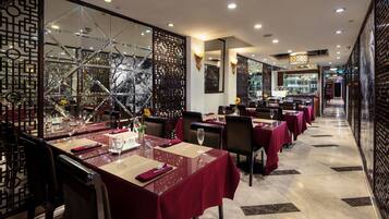 Phục vụ bữa sáng, bữa trưa và bữa tối