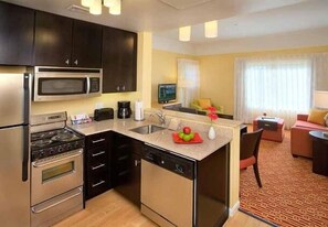 Roupas de cama premium, cofres nos quartos, escrivaninha