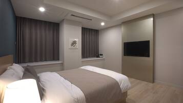 Premier Deluxe Double Room (1 Spa ticket 1Person 1Night Max 2 ppl) | Premium bedding, down comforters, minibar, laptop workspace
