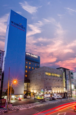 Fachada de la propiedad por la tarde o noche