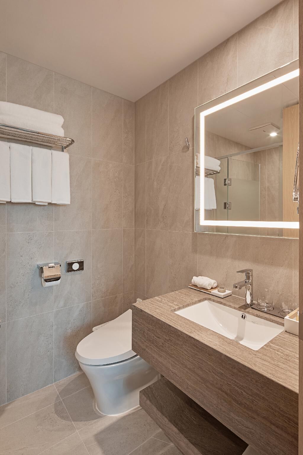 Salle de bain | Douche, sèche-cheveux, peignoirs, chaussons