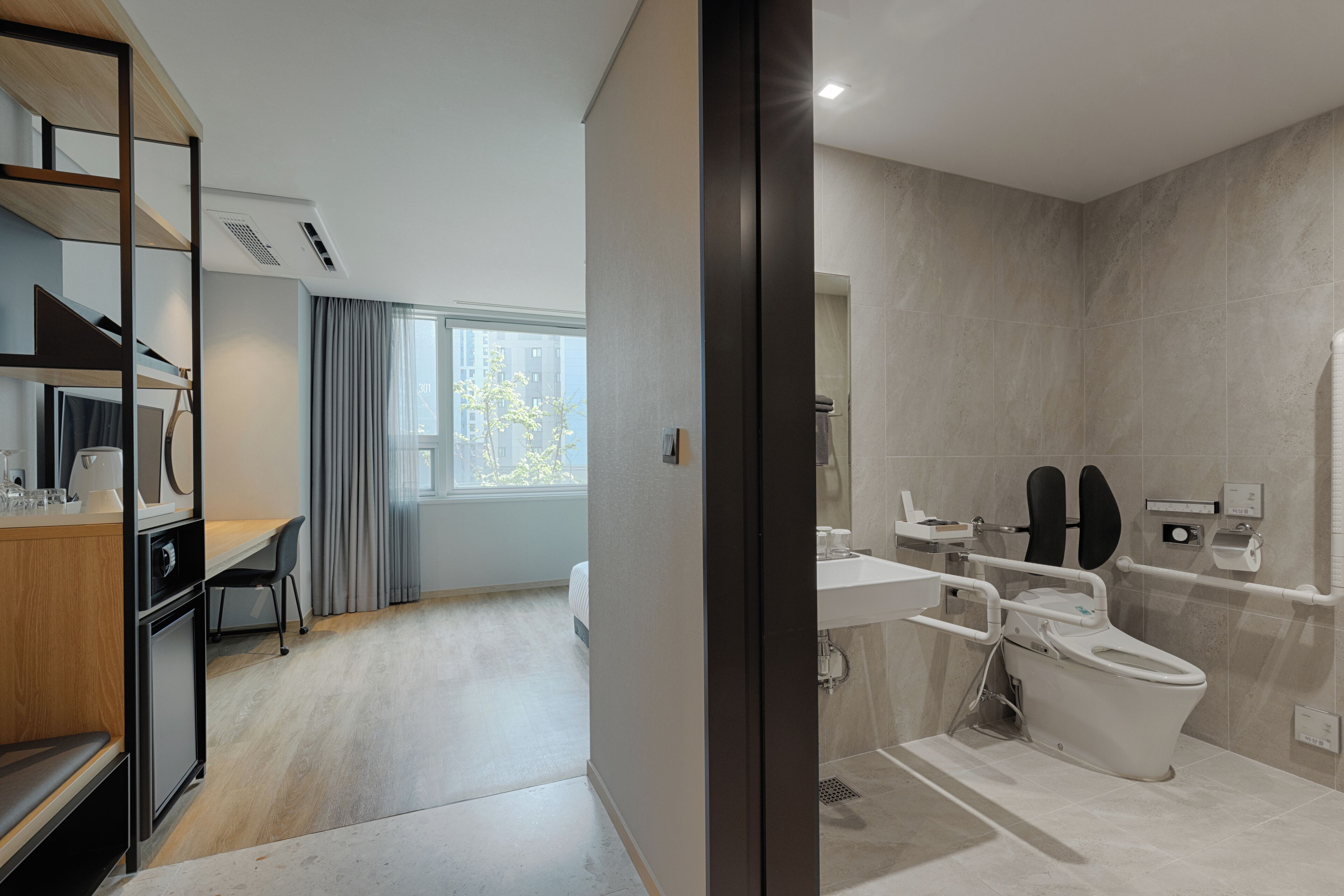 Une salle de bain moderne équipée d’une douche, de toilettes et d’un lavabo.