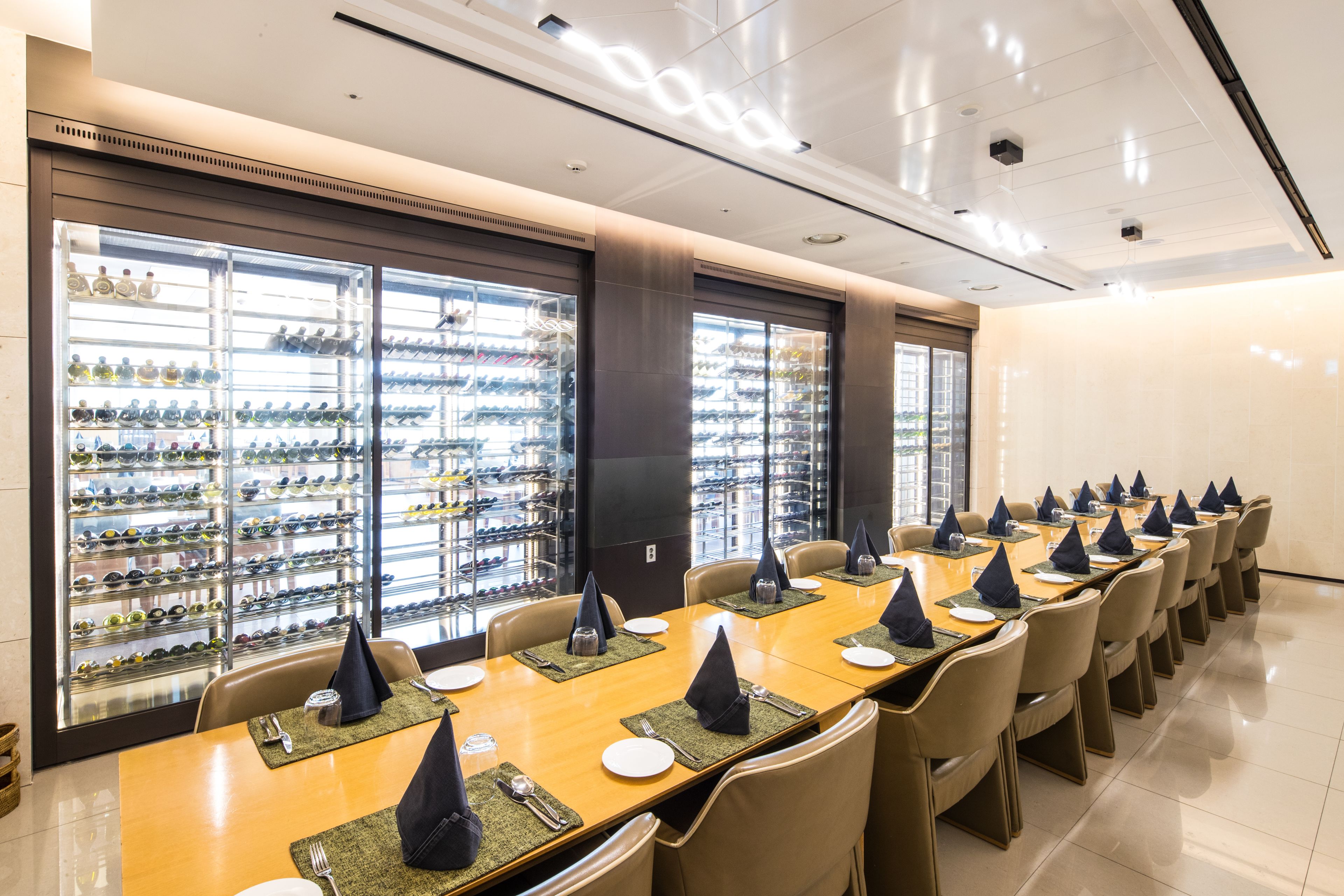 2 restaurants, breakfast, lunch, dinner served; chinese cuisine