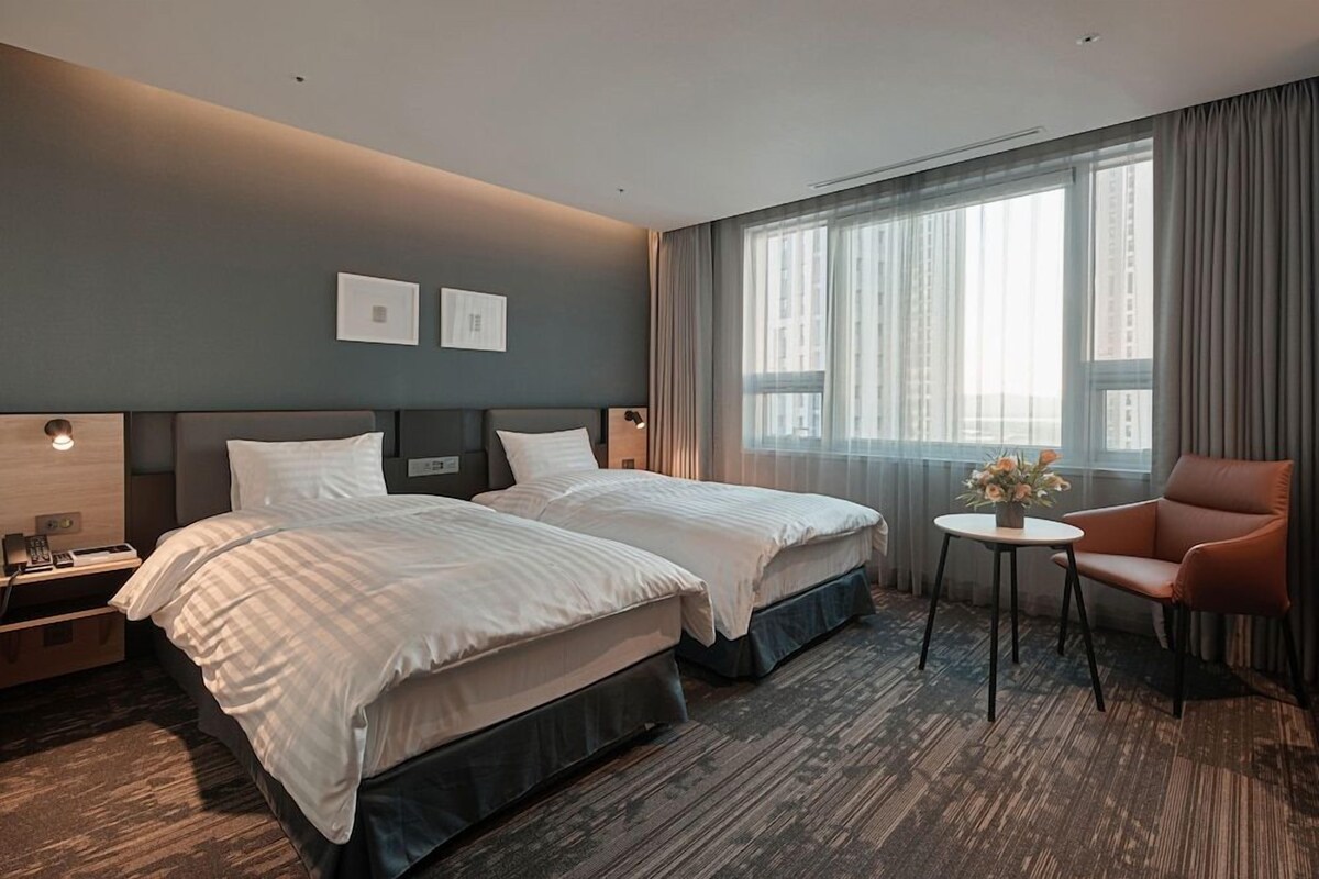 Down comforters, minibar, in-room safe, blackout drapes