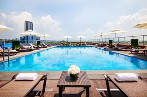 Una piscina al aire libre de temporada