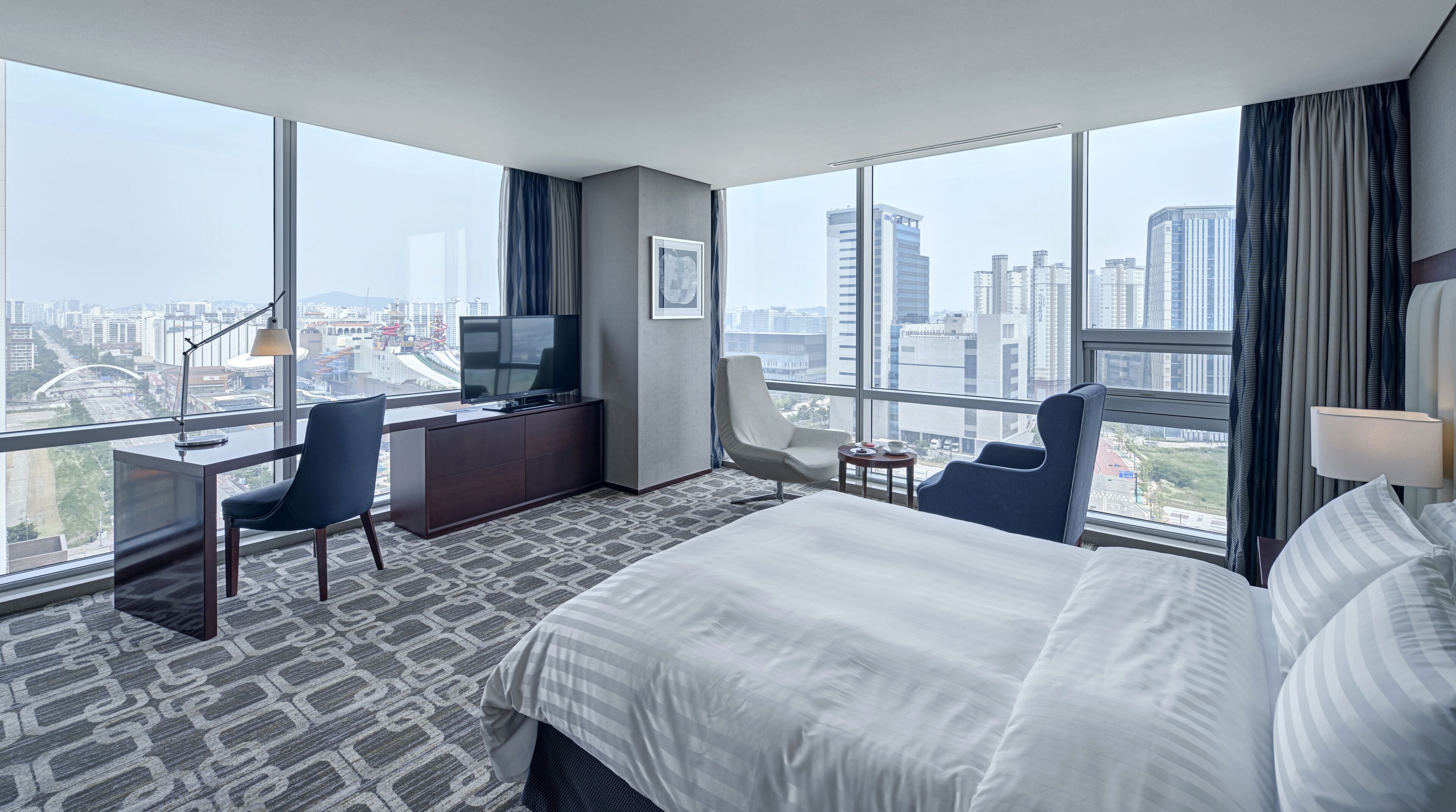 executive double room (double, east tower) | 1 bedroom, down duvets, minibar, in-room safe