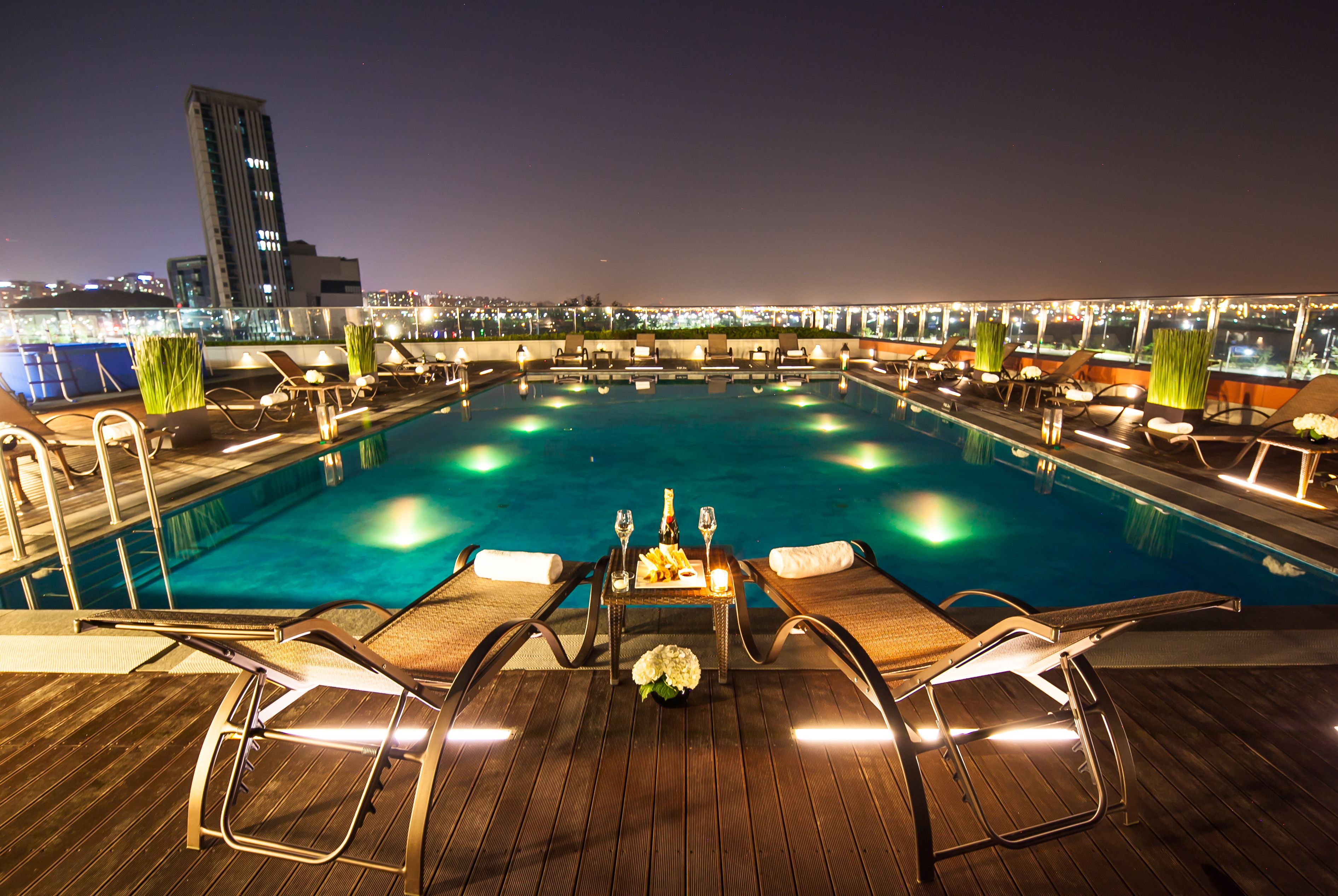 1 bedroom, down duvets, minibar, in-room safe