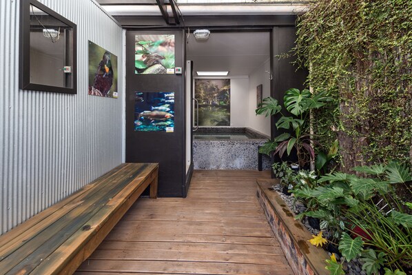 Una piscina al aire libre