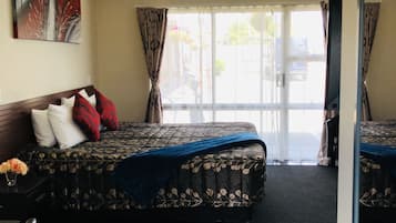 Estudio superior | Caja de seguridad en la habitación y tabla de planchar con plancha