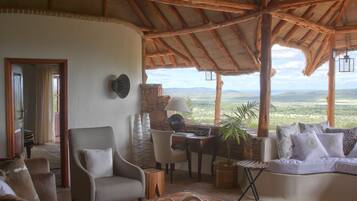 Seprai premium, selimut bulu angsa, minibar gratis, dan brankas