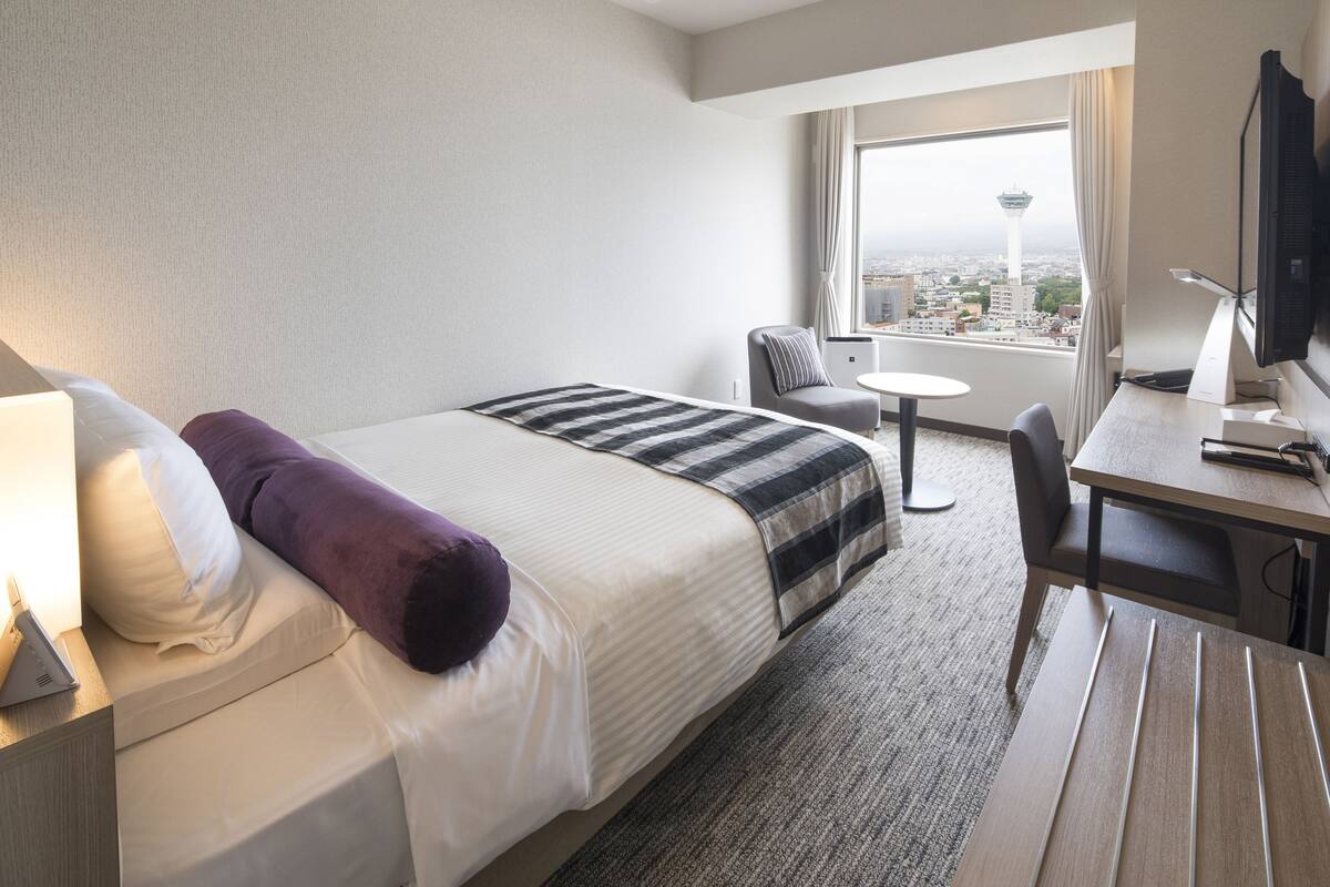 Habitación Confort doble, no fumadores (Adult Room Occupancy 2 People) | Caja fuerte, escritorio, cortinas opacas y tabla de planchar con plancha