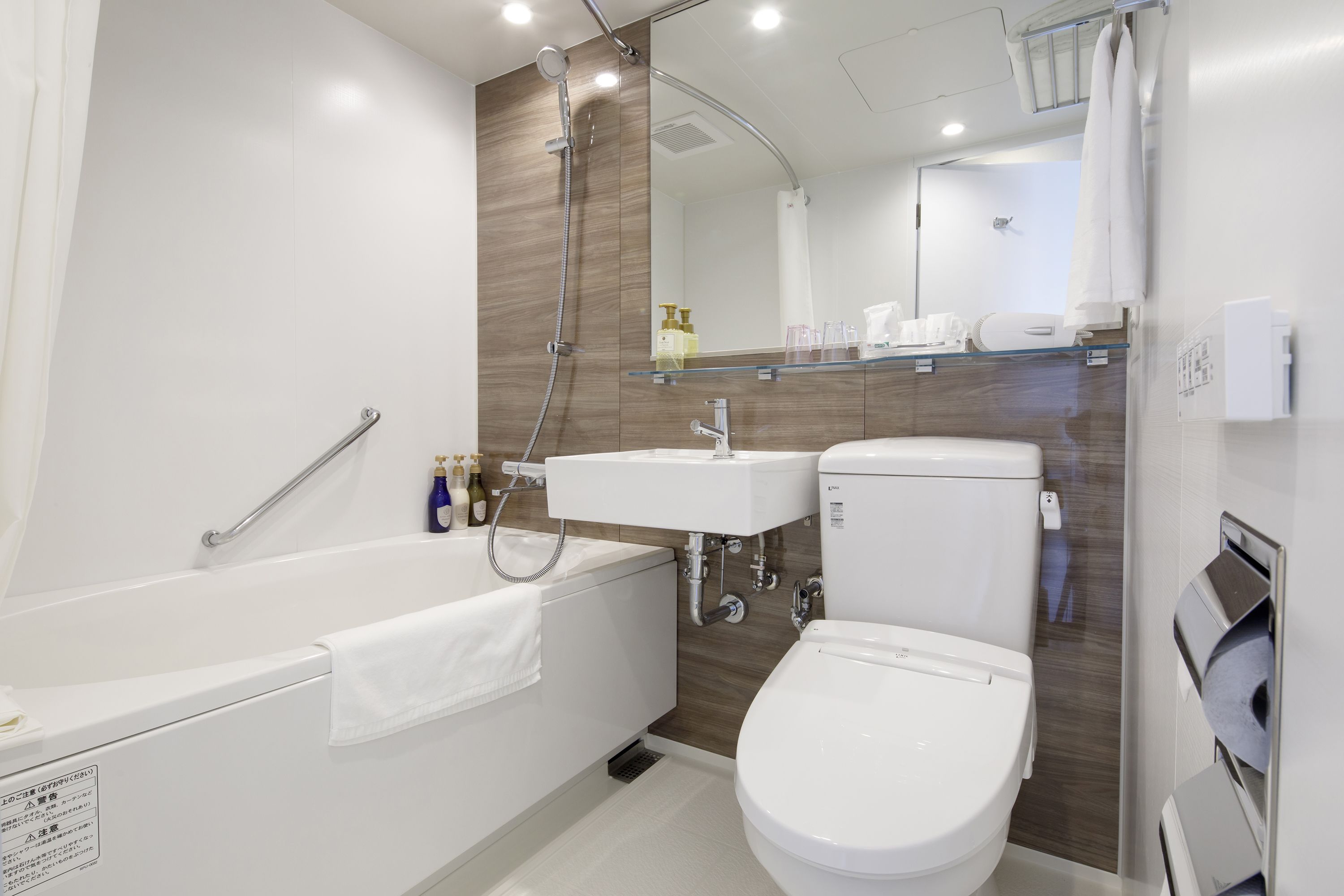 combined shower/bathtub, deep-soaking bathtub, free toiletries