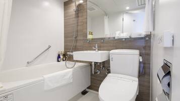 Un baño moderno con bañera, inodoro y lavamanos.