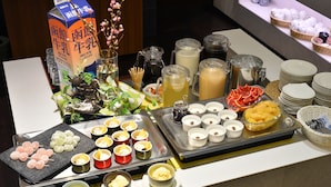Ein reichhaltiges Buffet mit verschiedenen Speisen und Getränken.