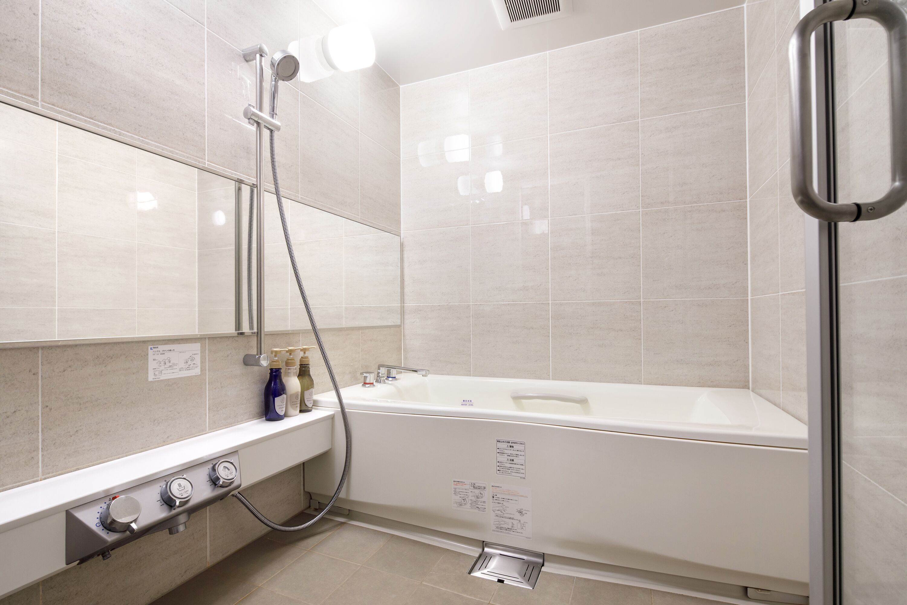 combined shower/bathtub, deep-soaking bathtub, free toiletries