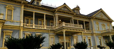 Un edificio grande e histórico con varios balcones y una entrada imponente.