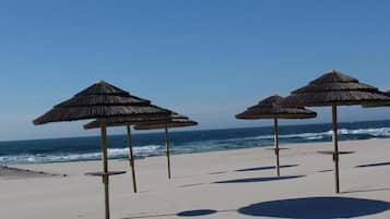 Vlak bij het strand, parasols