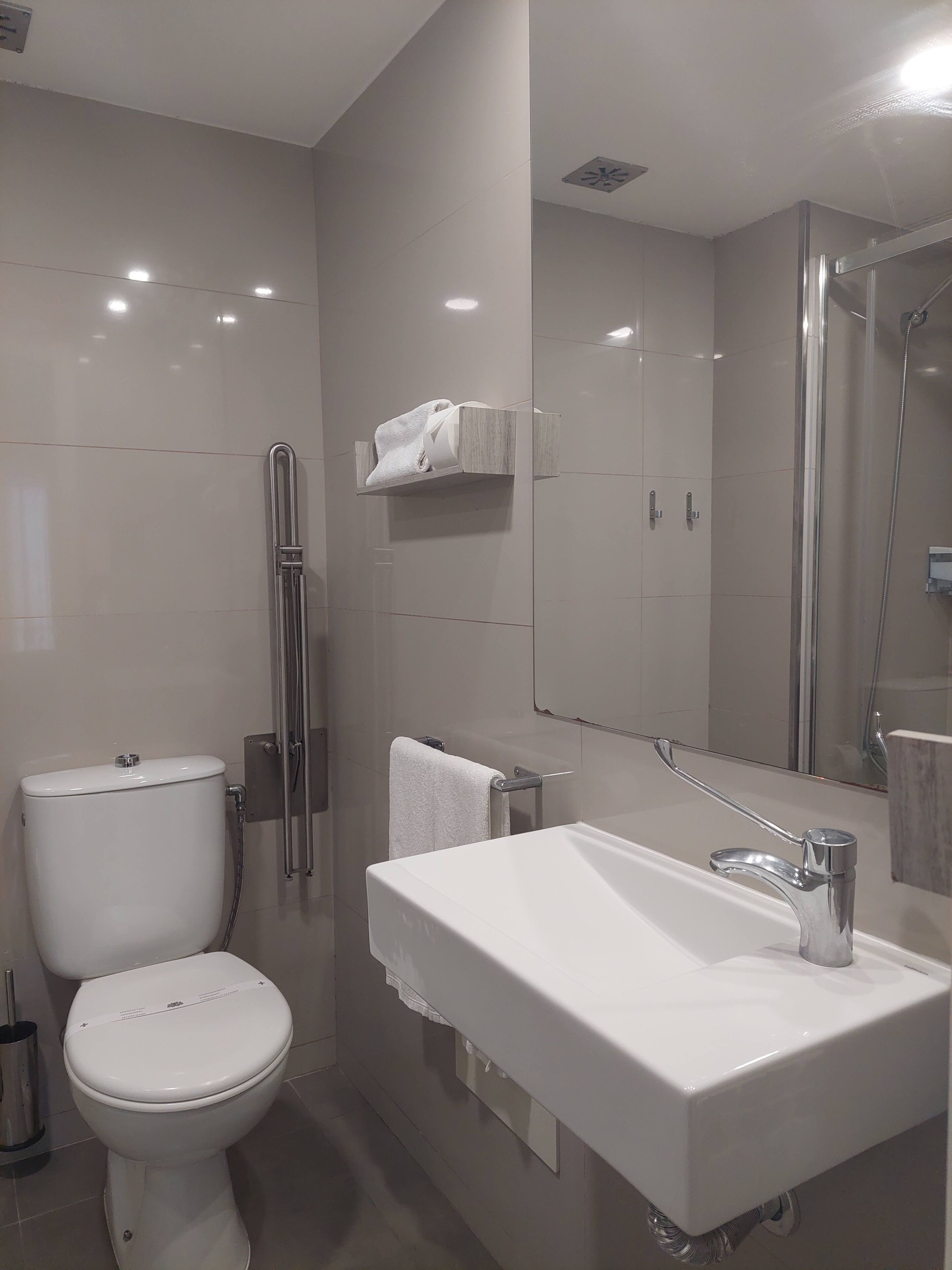 standard double room | bathroom | shower, free toiletries, hair dryer, towels