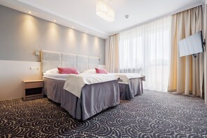 Suite | Hypo-allergenic bedding, individually decorated, desk, laptop workspace - Hotel Cristal Park (Tarnow)