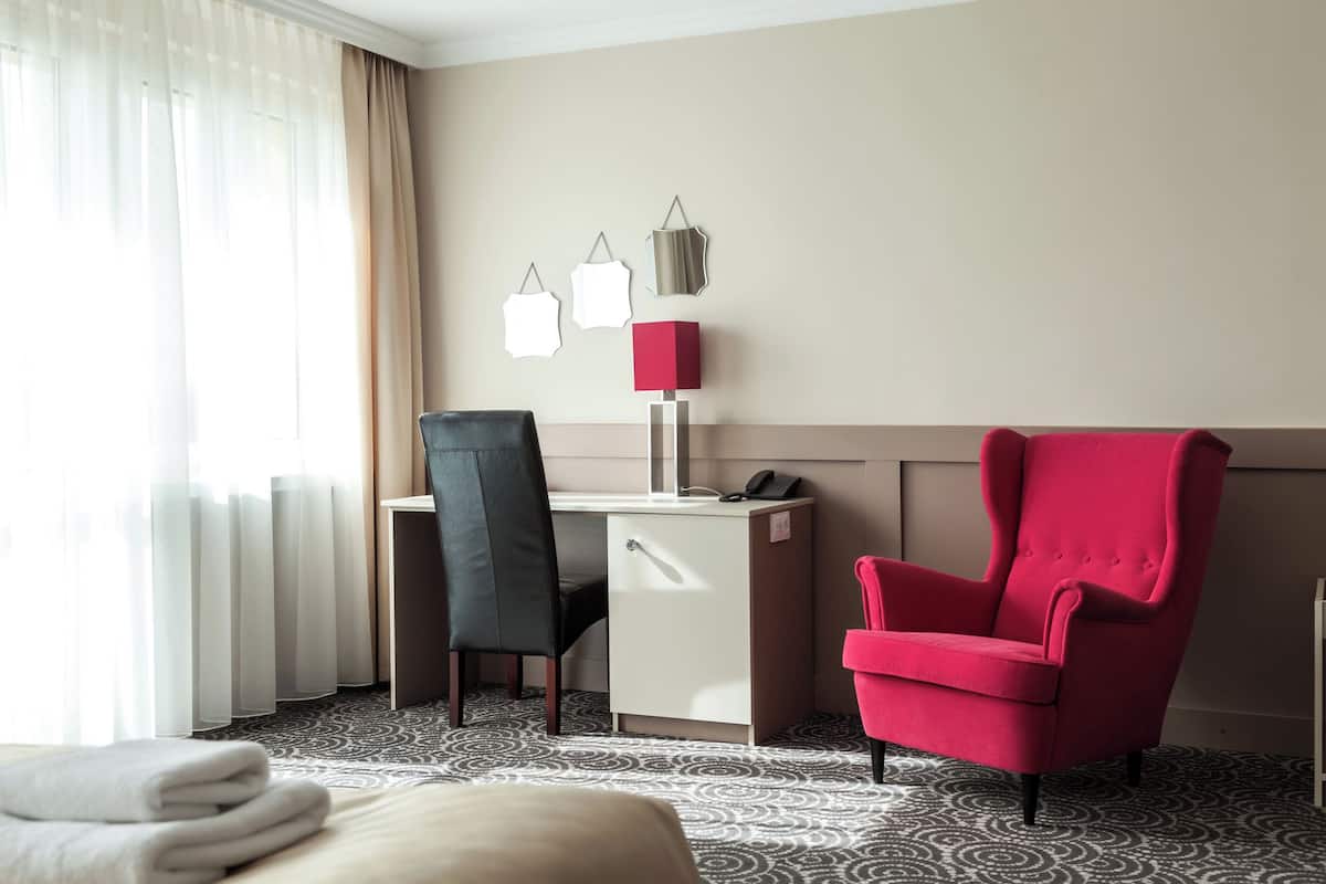 Family Apartment | Hypo-allergenic bedding, individually decorated, desk, laptop workspace