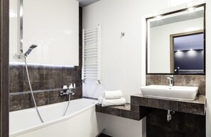 Shower, rainfall showerhead, free toiletries, hair dryer
