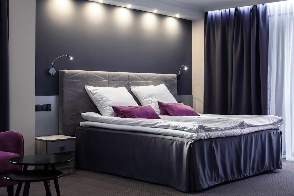 เครื่องนอนป้องกันสารก่อภูมิแพ้, ห้องพักตกแต่งอย่างมีเอกลักษณ์, โต๊ะทำงาน